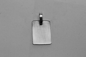 Gravyr bricka i silver med silver halsband Bredd* höjd : 13*19 mm