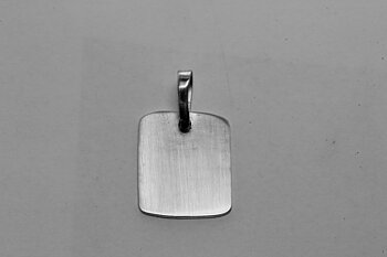 Gravyr bricka i silver med silver halsband Bredd* höjd : 15*19 mm