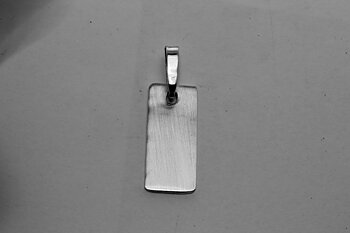 Gravyr bricka i silver med silver halsband Bredd* höjd : 10*19 mm