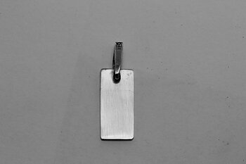 Gravyr bricka i silver med silver halsband Bredd* höjd : 10*22 mm