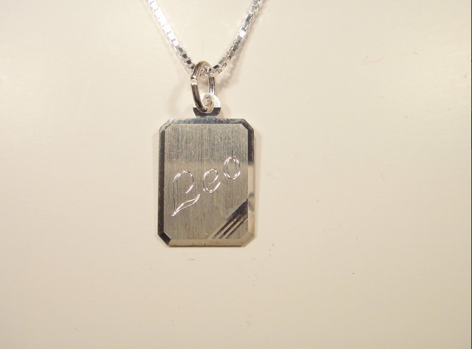 Gravyr bricka i silver med silver halsband Bredd* höjd : 10*22 mm - 2