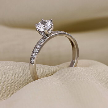 9015 EF39 - Lab grown sidostensring 0,70 ct i vitguld