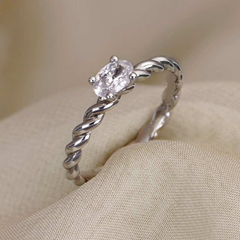 Twist - Lab Grown Oval vriden solitärring 0,50 ct i vitguld