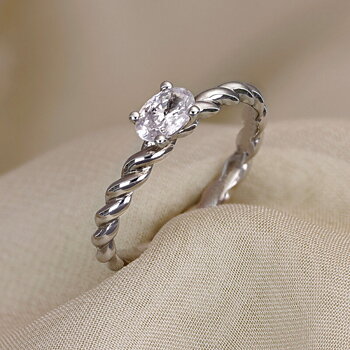 Twist - Lab Grown Oval vriden solitärring 0,50 ct i vitguld