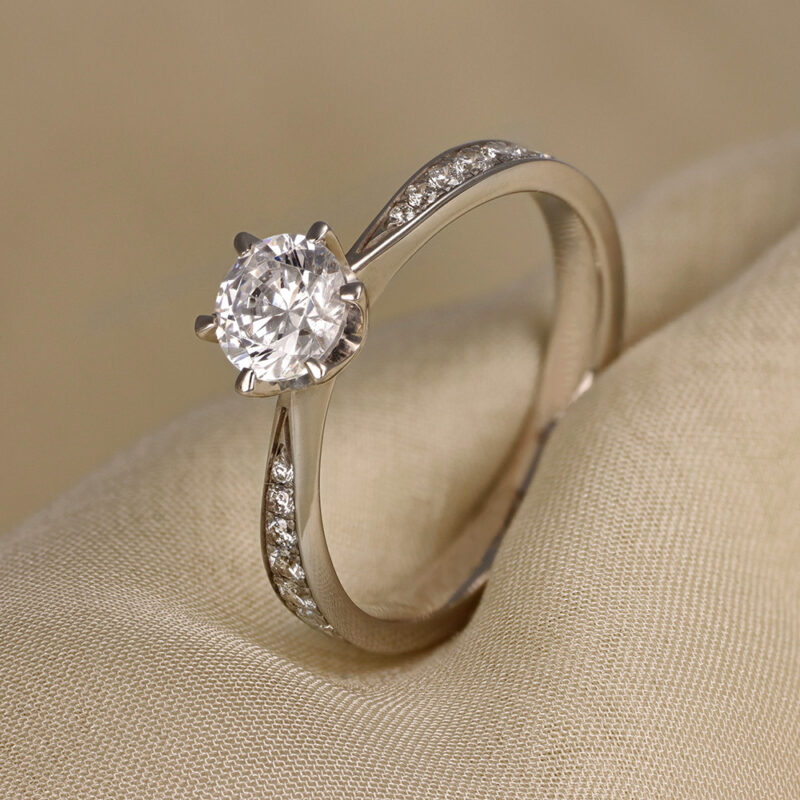 Evelina EF40 - Lab Grown sidostensring 0,75 ct i vitguld