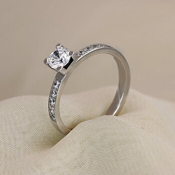 9010 EF36 - Lag Grown sidostensring 0,50 ct i vitguld