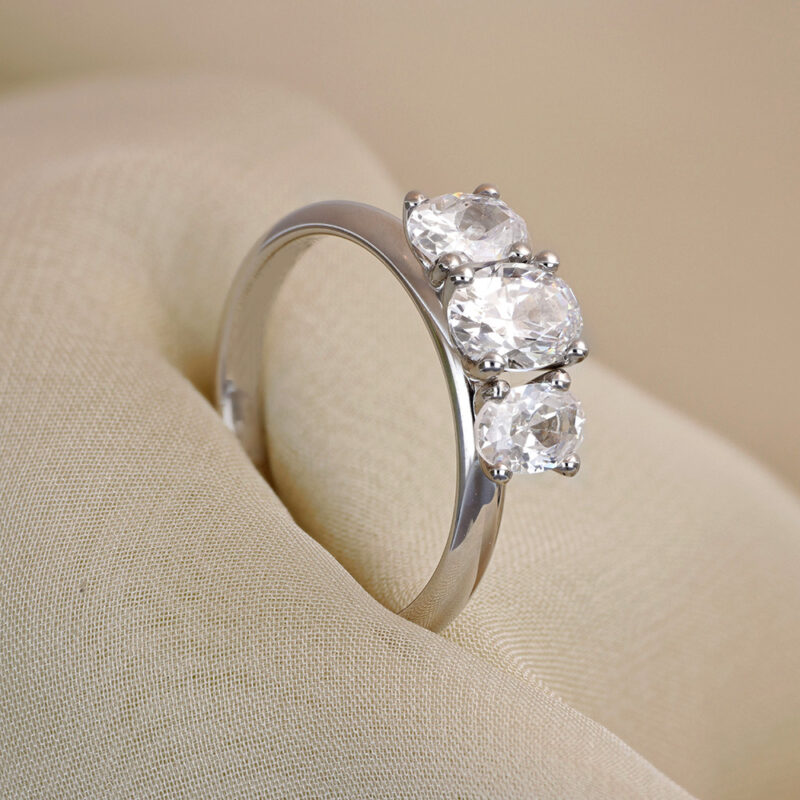 9011-2,5K Sten: 1×0,75 ct & 2×0,50 ct ovala Fattning: Violetta (3×EF32)