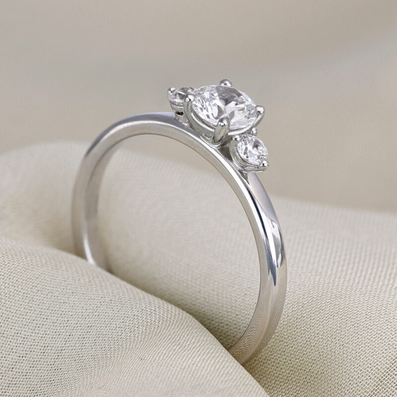 Lillian - Lab Grown sidostensring 0,50 ct i vitguld