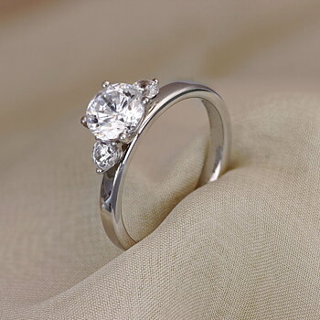 Lillian - Lab Grown sidostensring 1,25 ct i vitguld