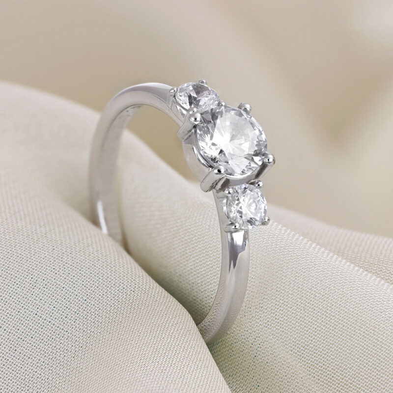Anita - Lab Grown sidostensring 0,75 ct i vitguld
