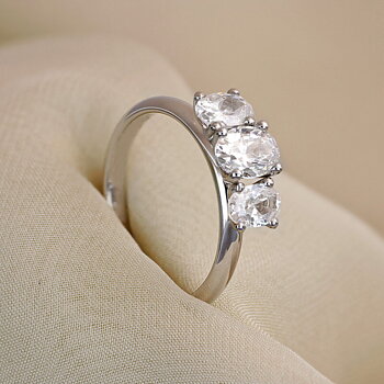 Violetta - Lab Grown sidostensring oval 0,75 ct i vitguld