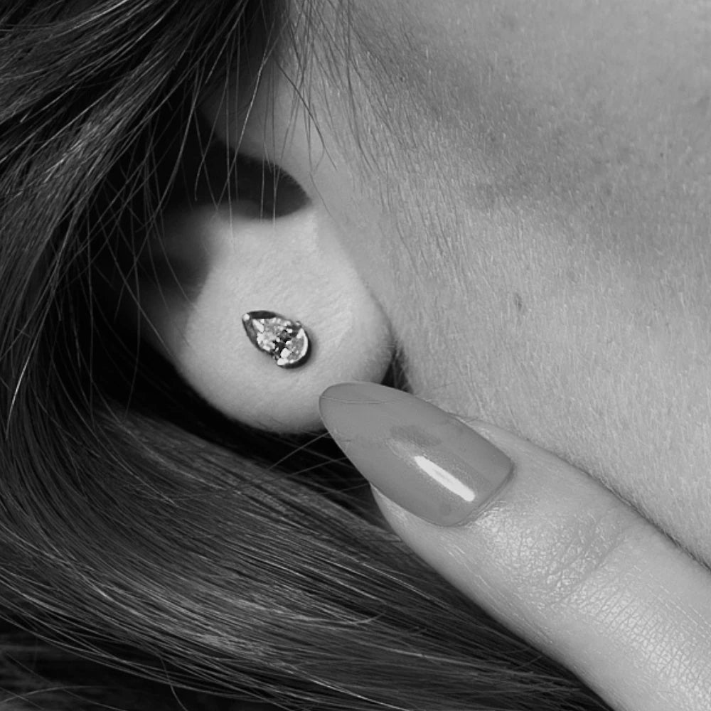 ELOGE - Pear Cut Diamond Studs 0,60 i vitguld - 4