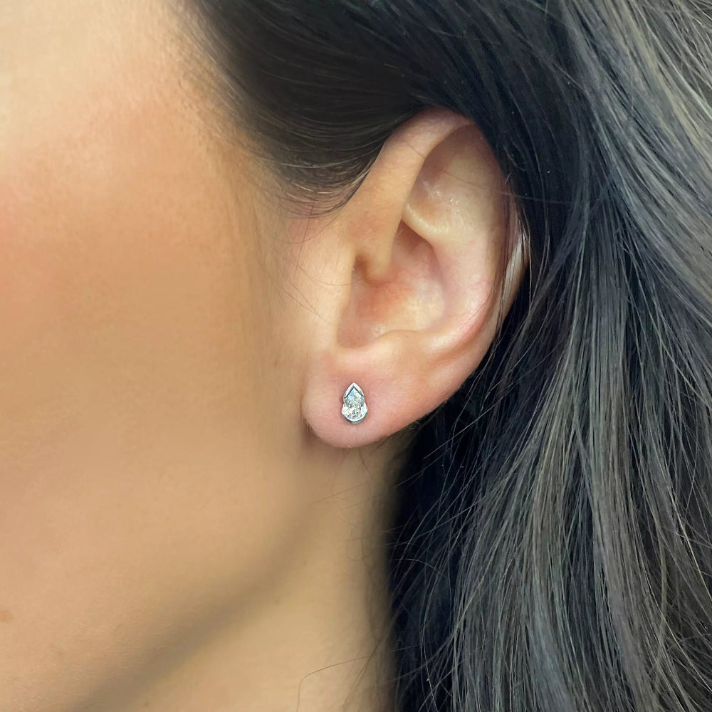 ELOGE - Pear Cut Diamond Studs 0,60 i vitguld - 3