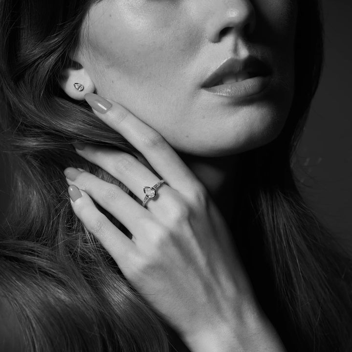 ELOGE - Pear Cut Diamond Studs 0,60 i vitguld