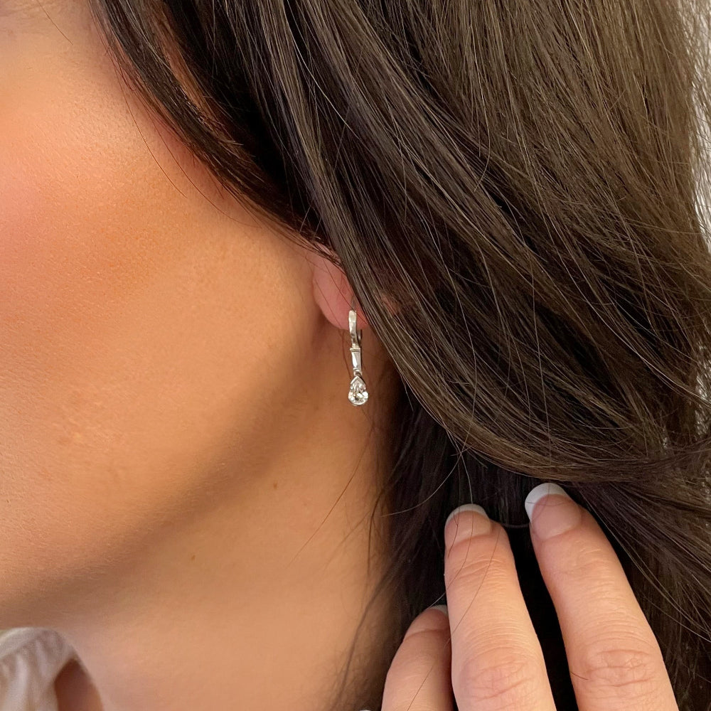 ELOGE - Pear Cut Diamond Earrings 0,80 i vitguld - 2