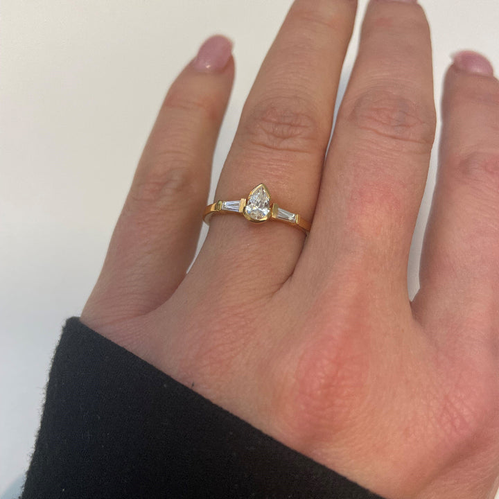 ELOGE - Pear Cut Diamond Ring 0,50 i rödguld - 5