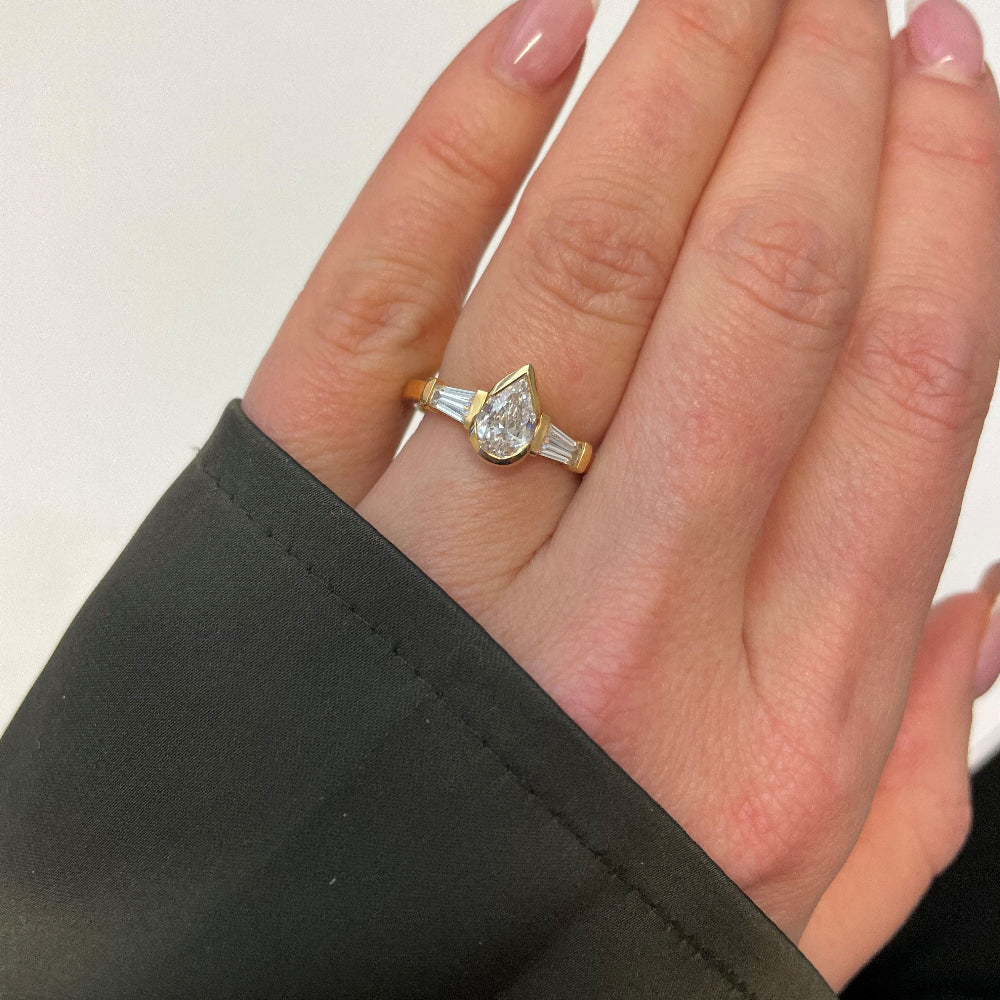 ELOGE - Pear Cut Diamond Ring 1,20 i rödguld - 5