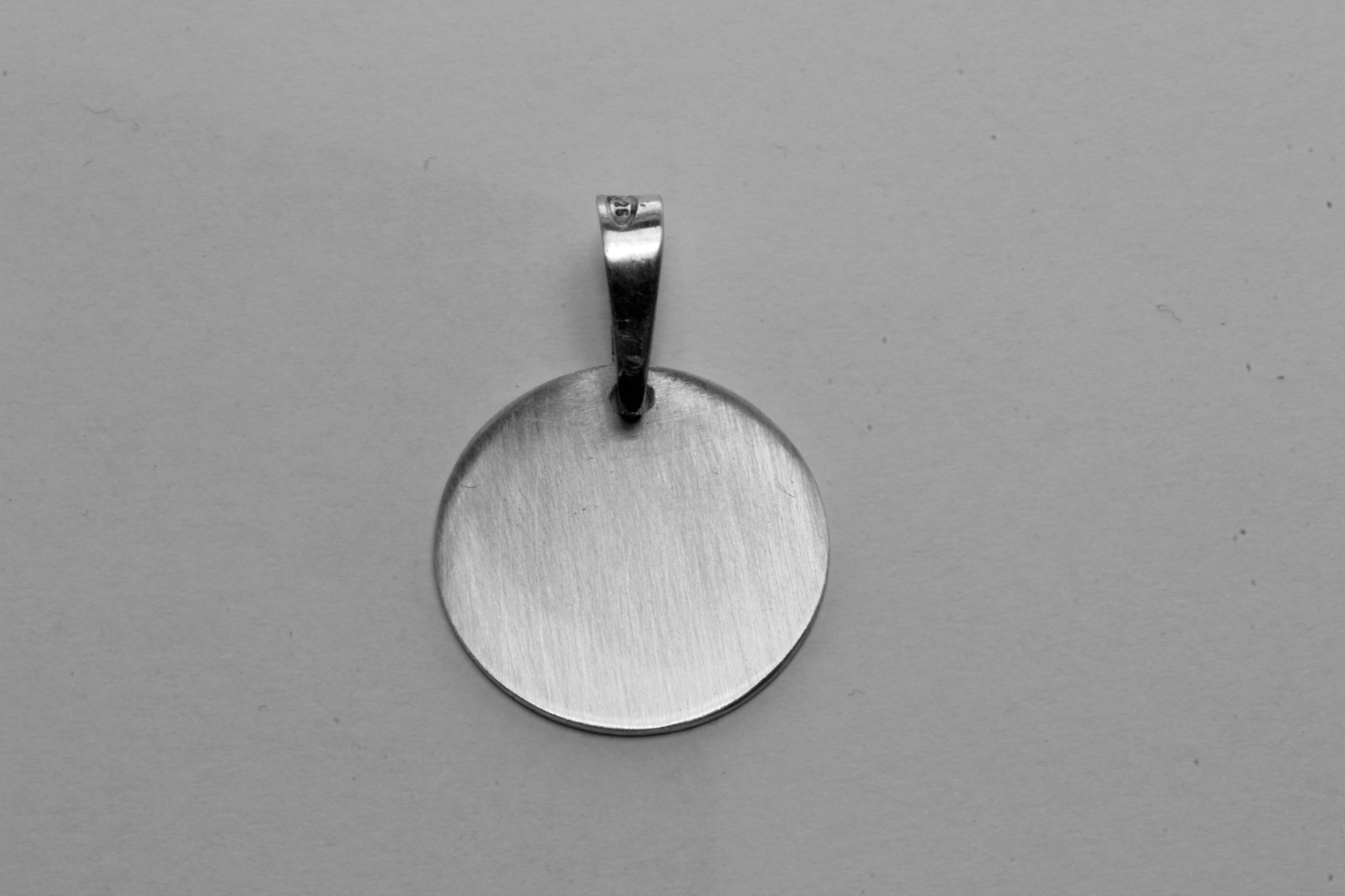 Gravyr bricka i silver med silver halsband Bredd: ca 19mm