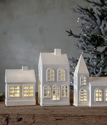 Kyrka med belysning och glitter. Batteridriven