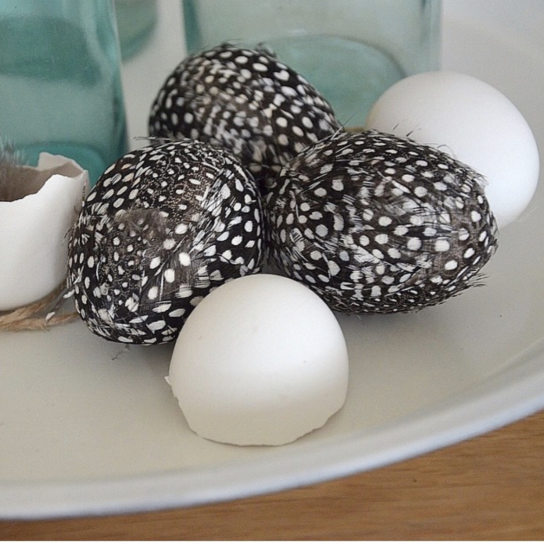  Ägg med pärlhöns fjädrar 6 cm