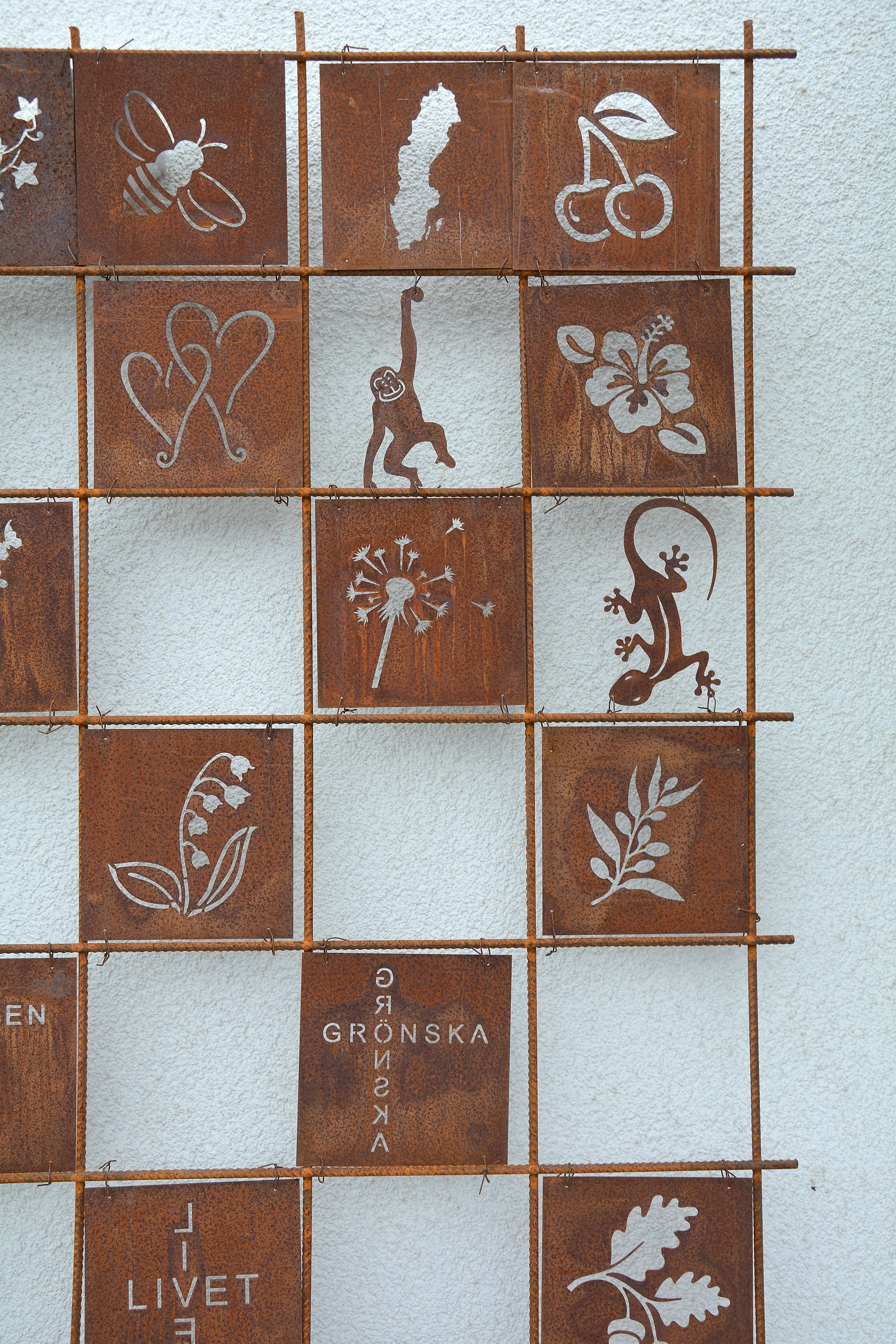 Rostig FÅGEL på gren till armeringsnät 14 cm