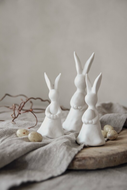 Kanin med ägg stor 16 cm. Majas Cottage bunny