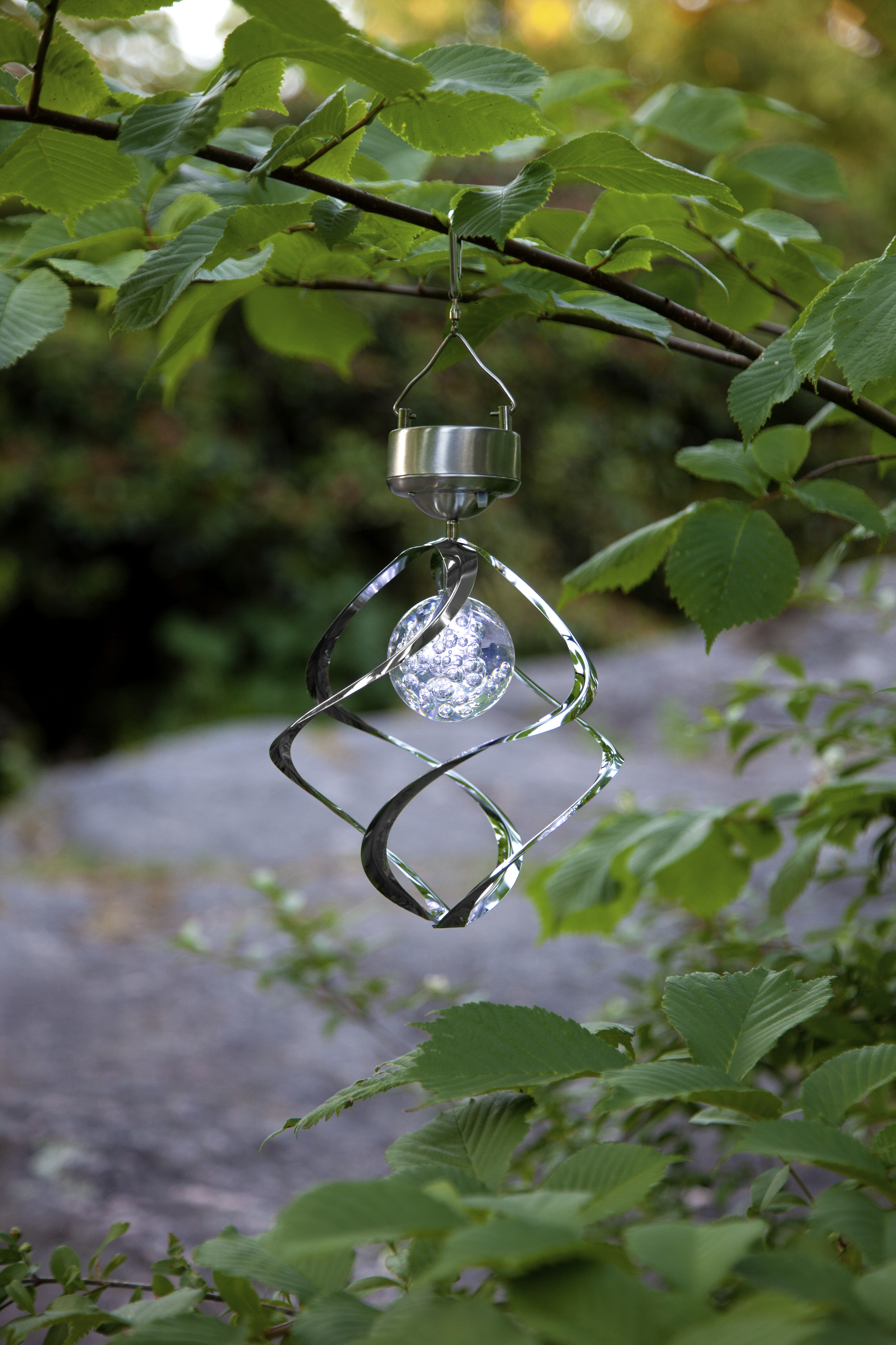 Vindspel med solcellsbelysning boll