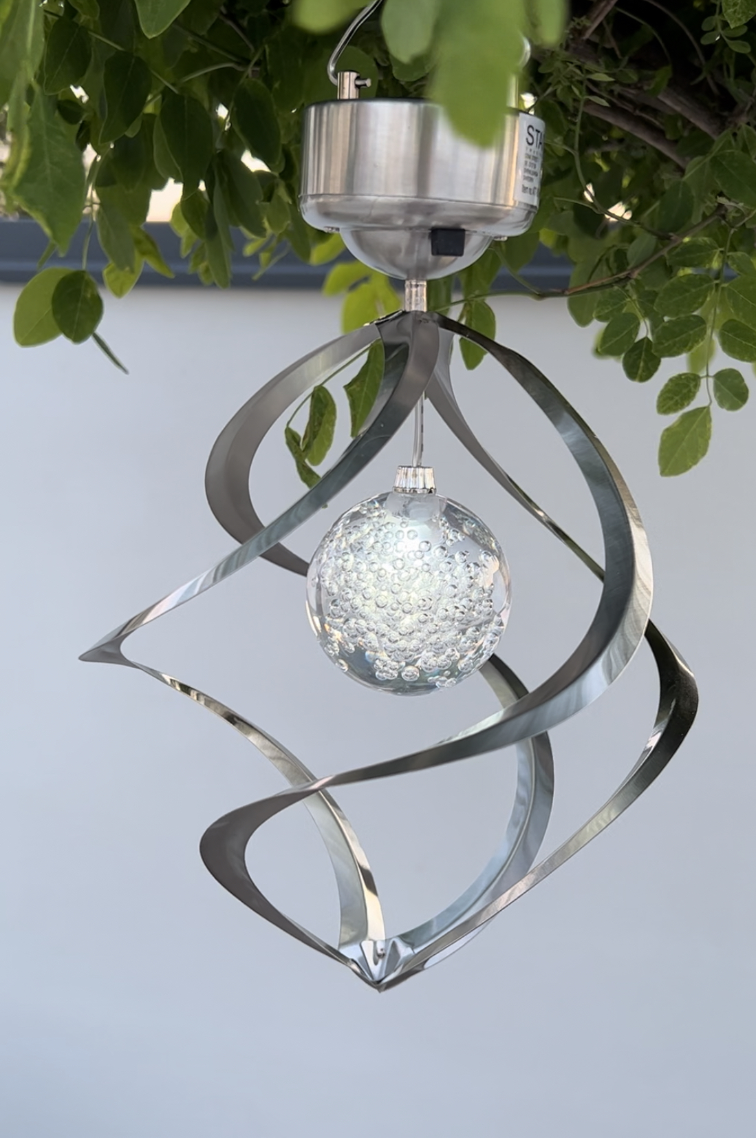 Vindspel med solcellsbelysning boll