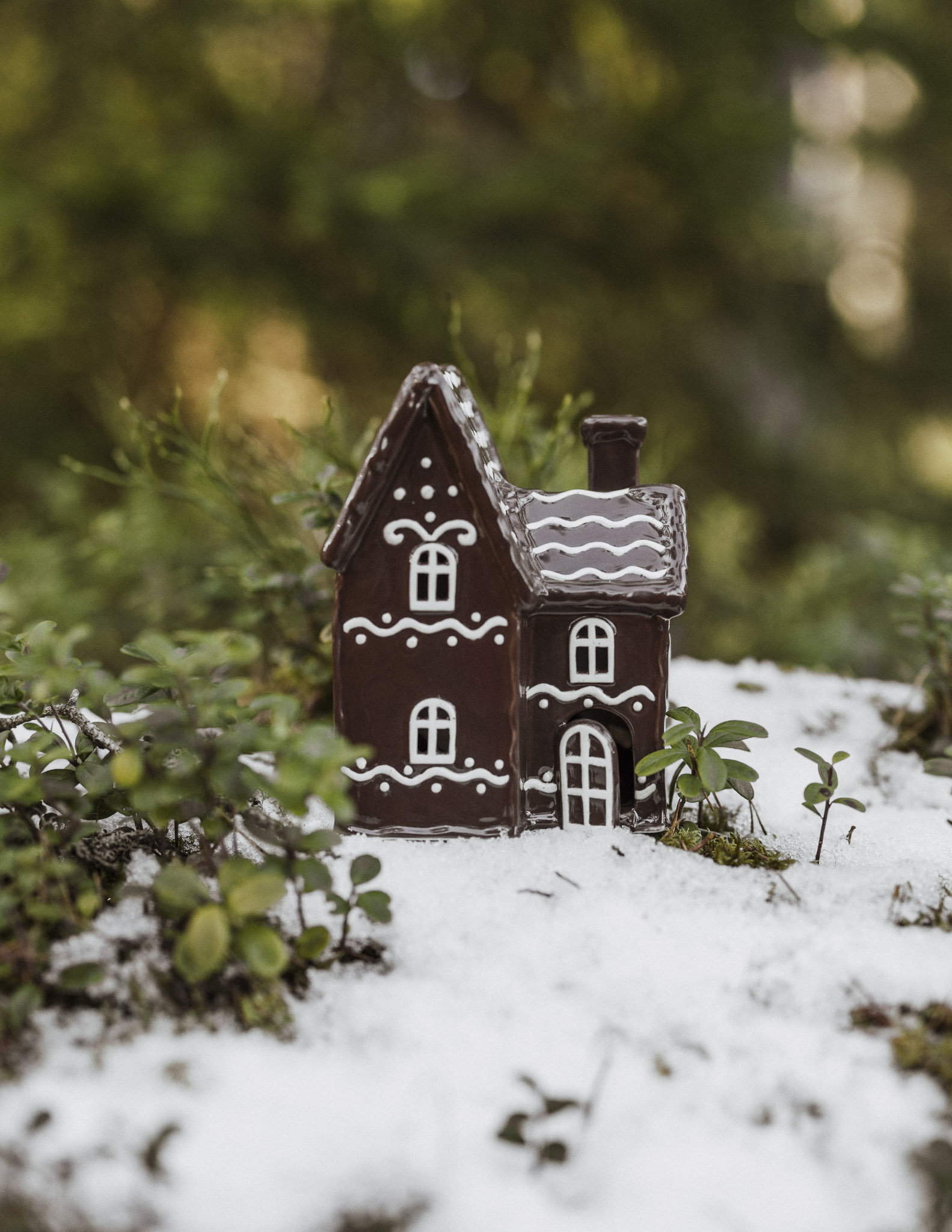 Huslykta Julbyn nr 6. Pepparkakshus i keramik 20 cm