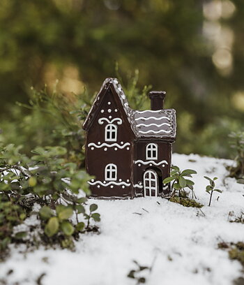 Huslykta Julbyn nr 6. Pepparkakshus i keramik 20 cm