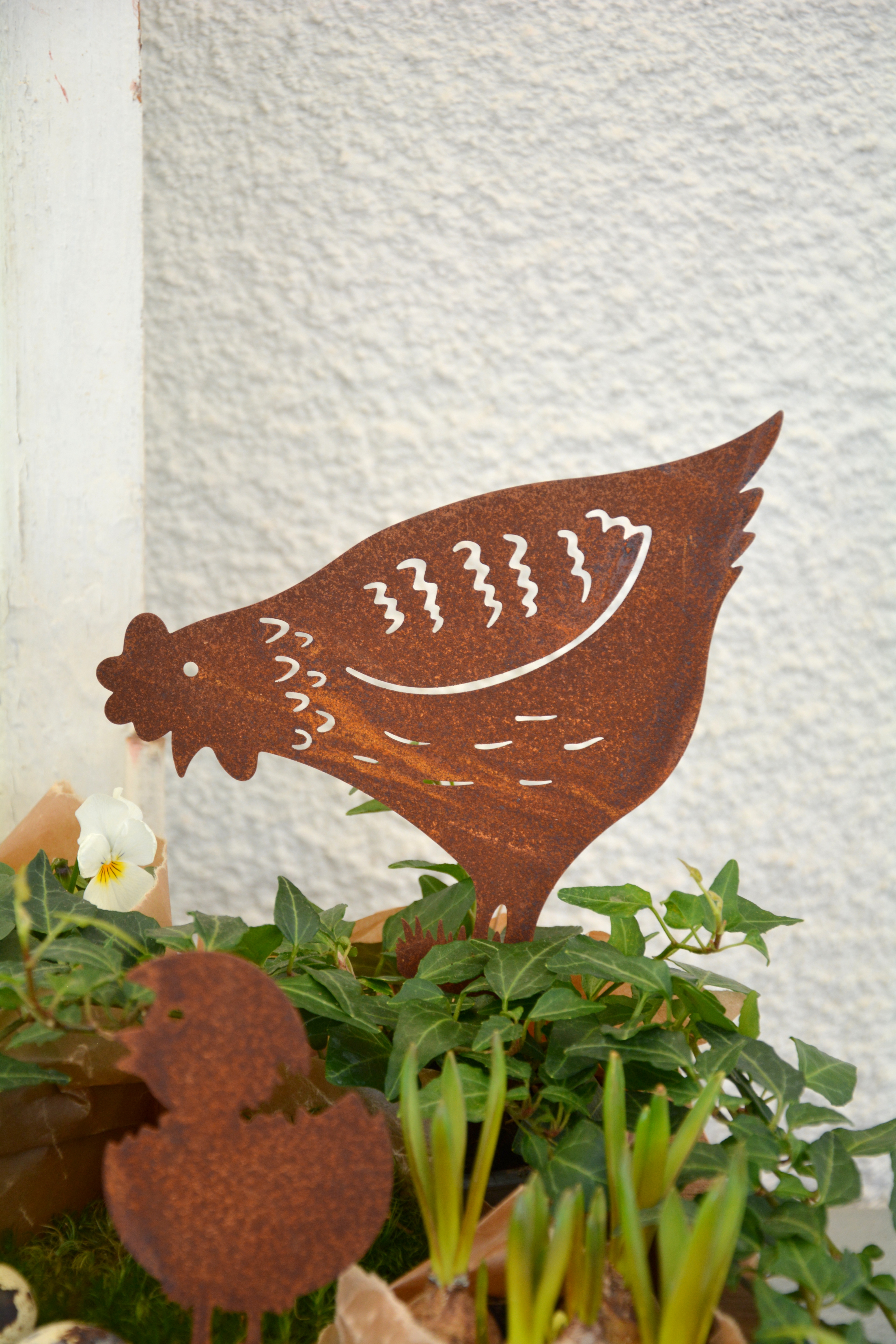 Höna i rostig plåt 14 / 23 cm. Sticks