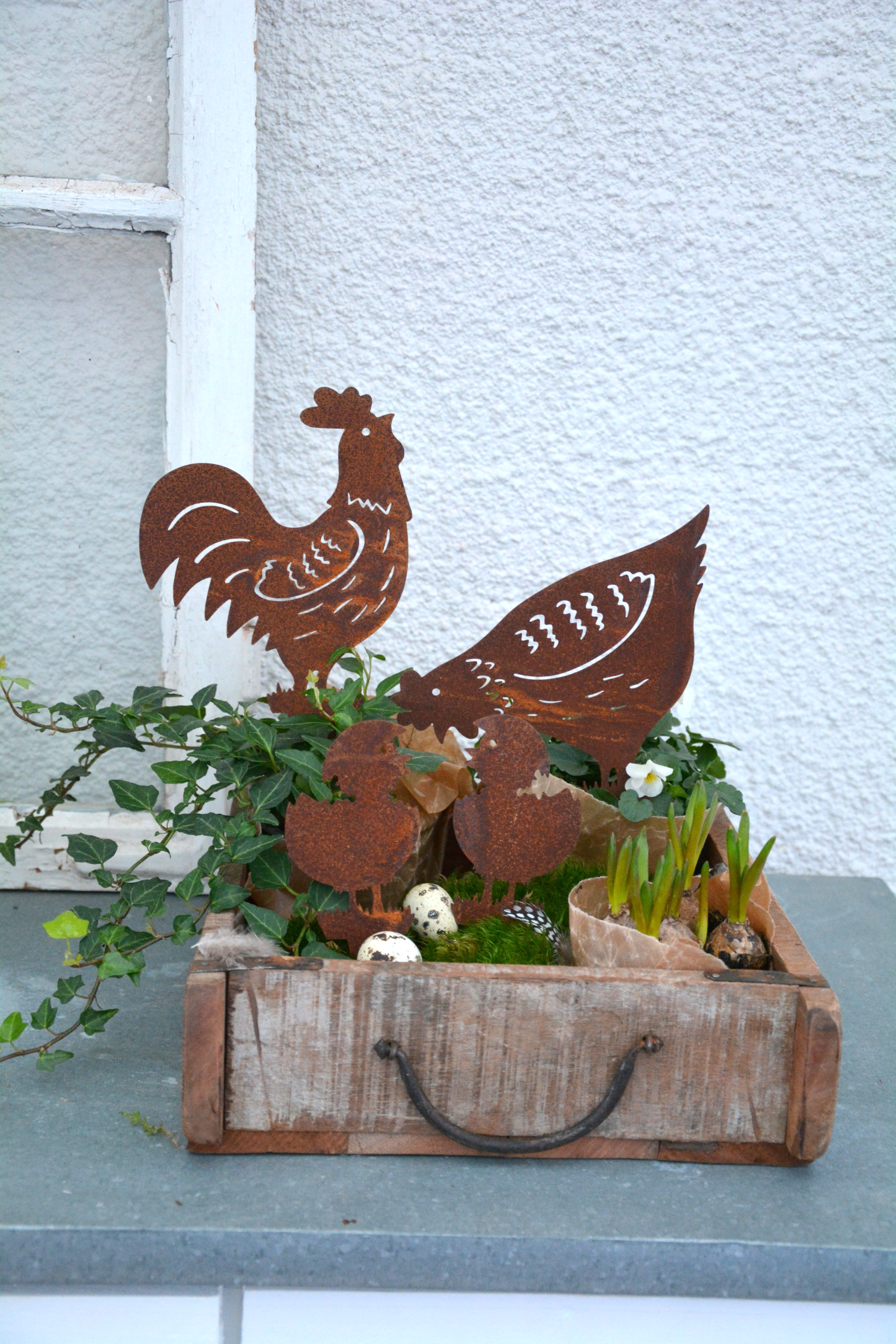 Höna i rostig plåt 14 / 23 cm. Sticks