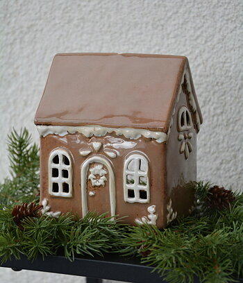 Huslykta pepparkakshus i keramik Nr 1