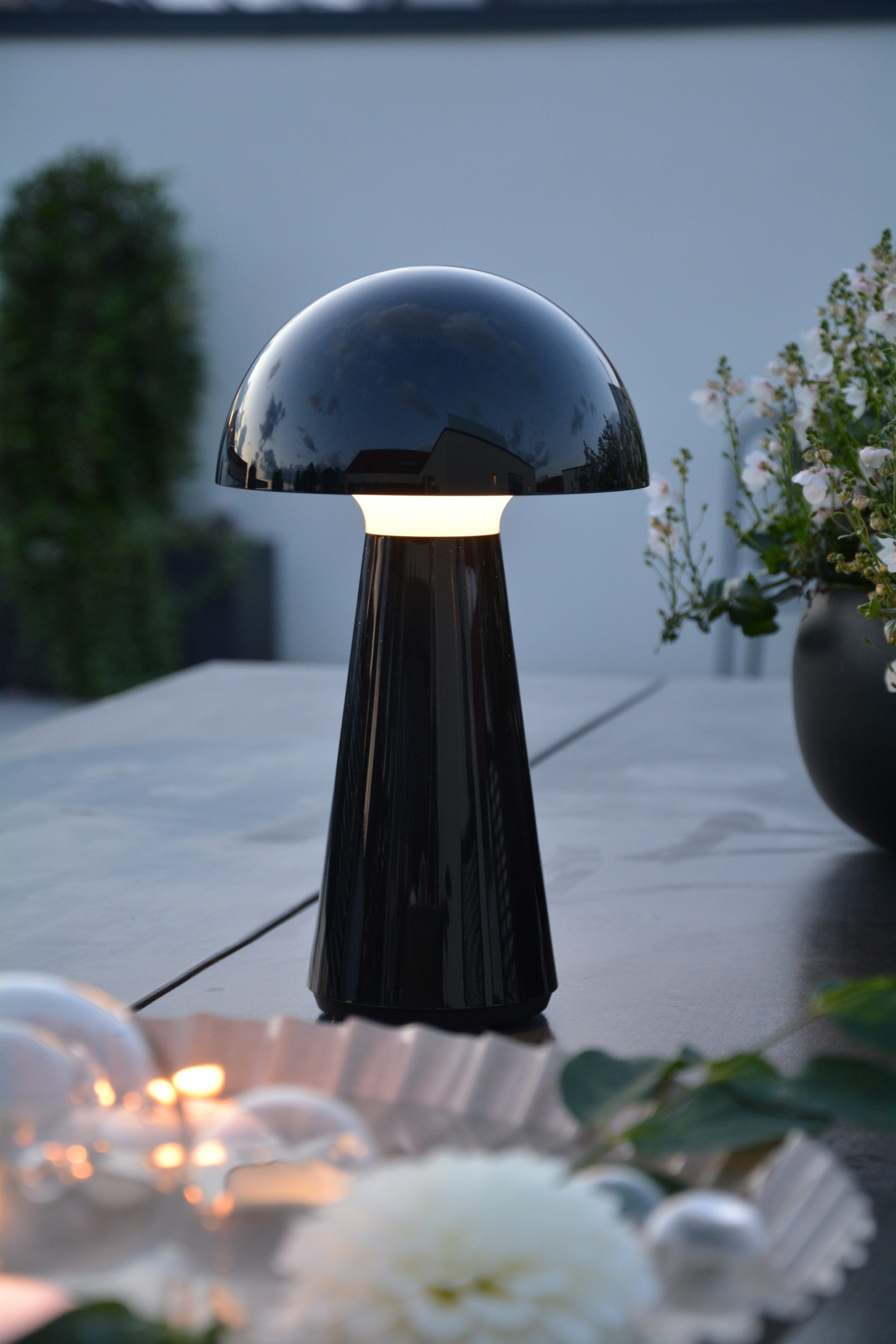 Lampa Mushroom svart med justerbar ljusstyrka 28 cm. Portabel lampa