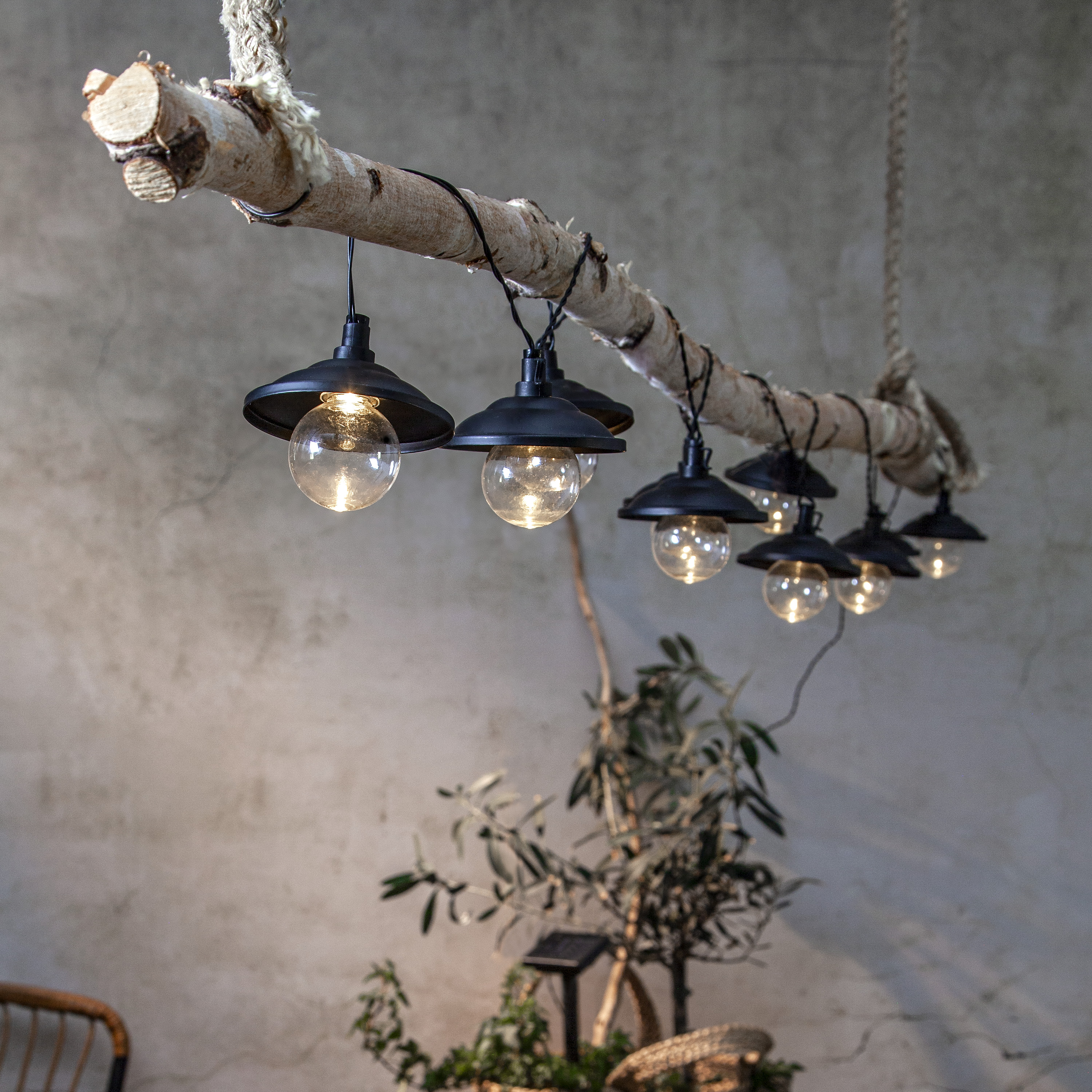 Ljusslinga Globe 180 cm med metallskärm. Solcells lampor