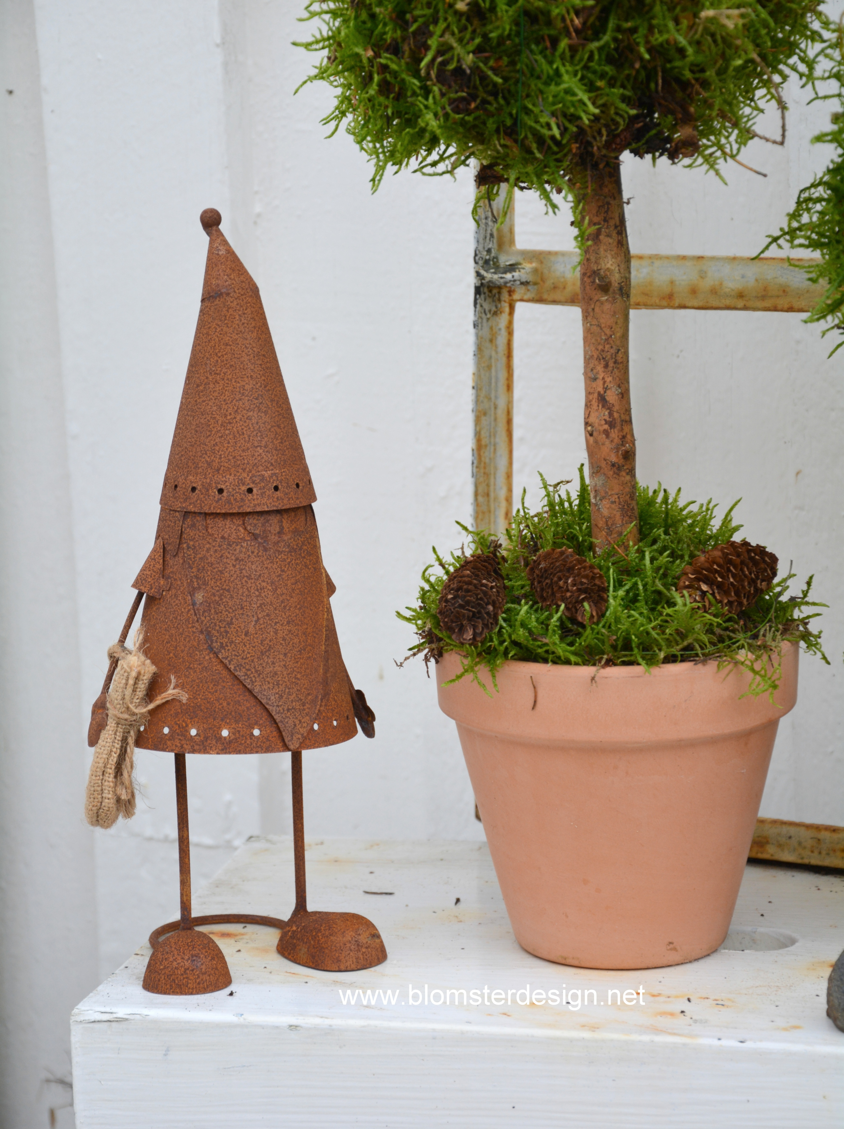 Rostigt tomte med säck 30 cm