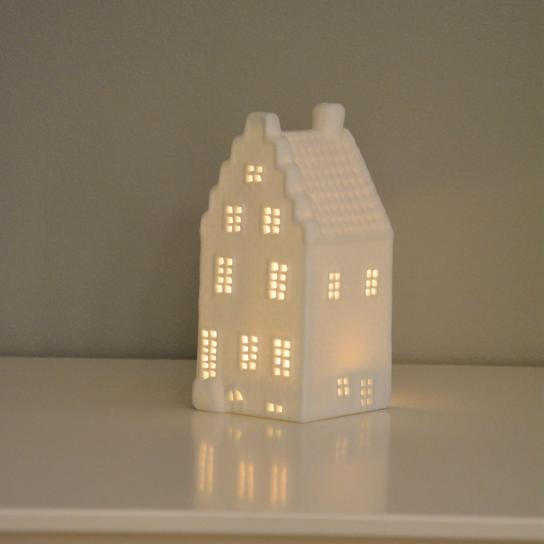 Huslykta nr 13.  Ljuslykta hus i vitt porslin. Kanalhus 