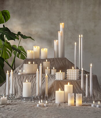 2 st räfflade kronljus vit vax / LED-ljus 25 cm långa. Batteriljus timer