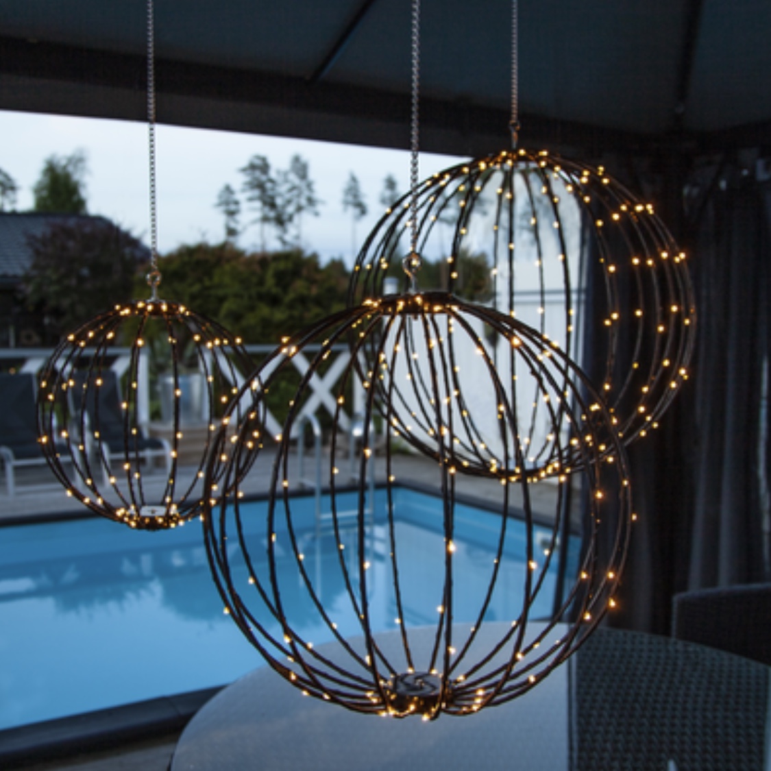 Ljusklot Mounty hängande 40 cm. 126 LED-lampor. Mellan