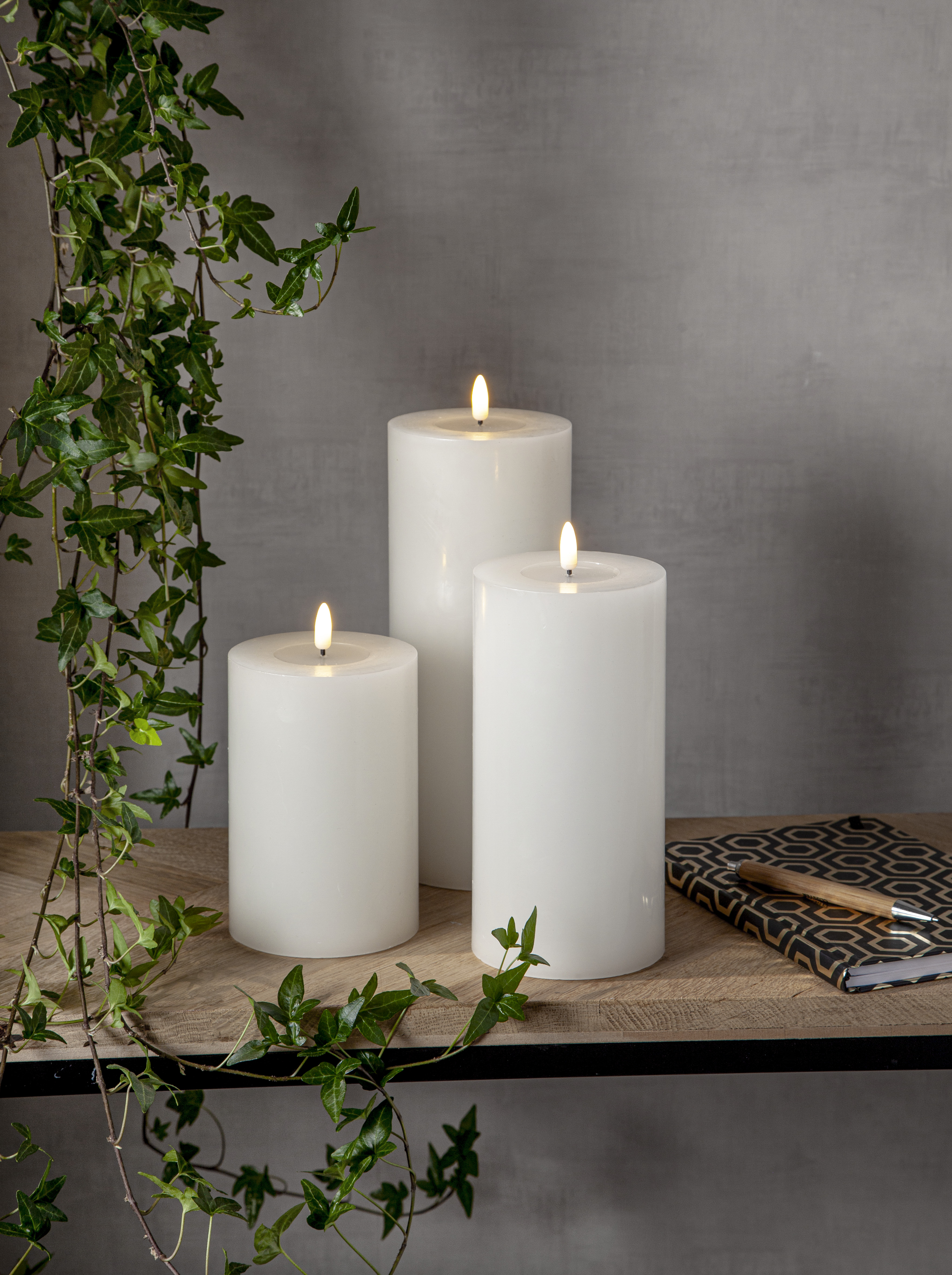 Blockljus vitt XL 22,5 cm M. LED batteriljus flow vax med timer