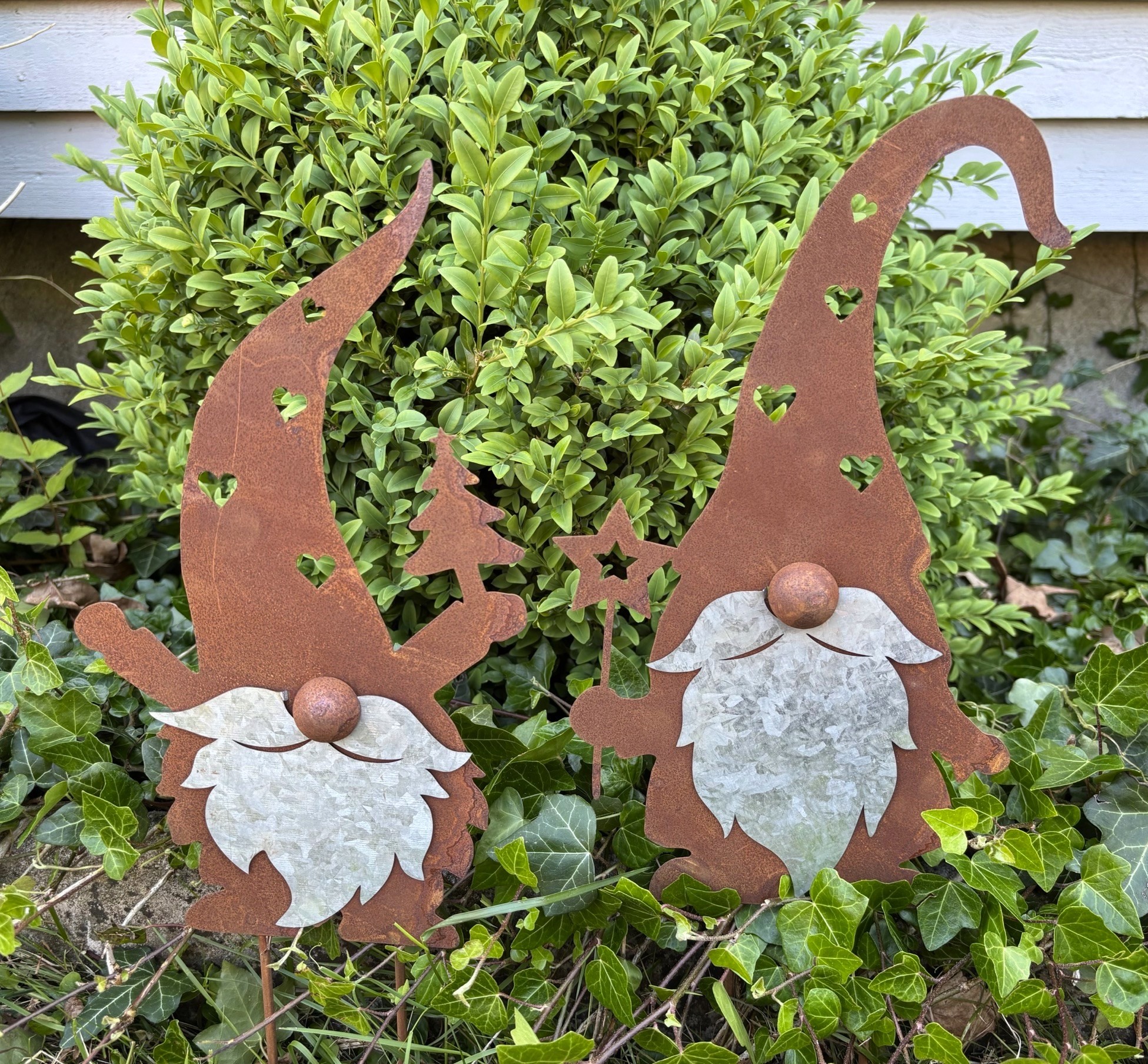 Rostig tomte med gran och zinkfärgat skägg 45 cm