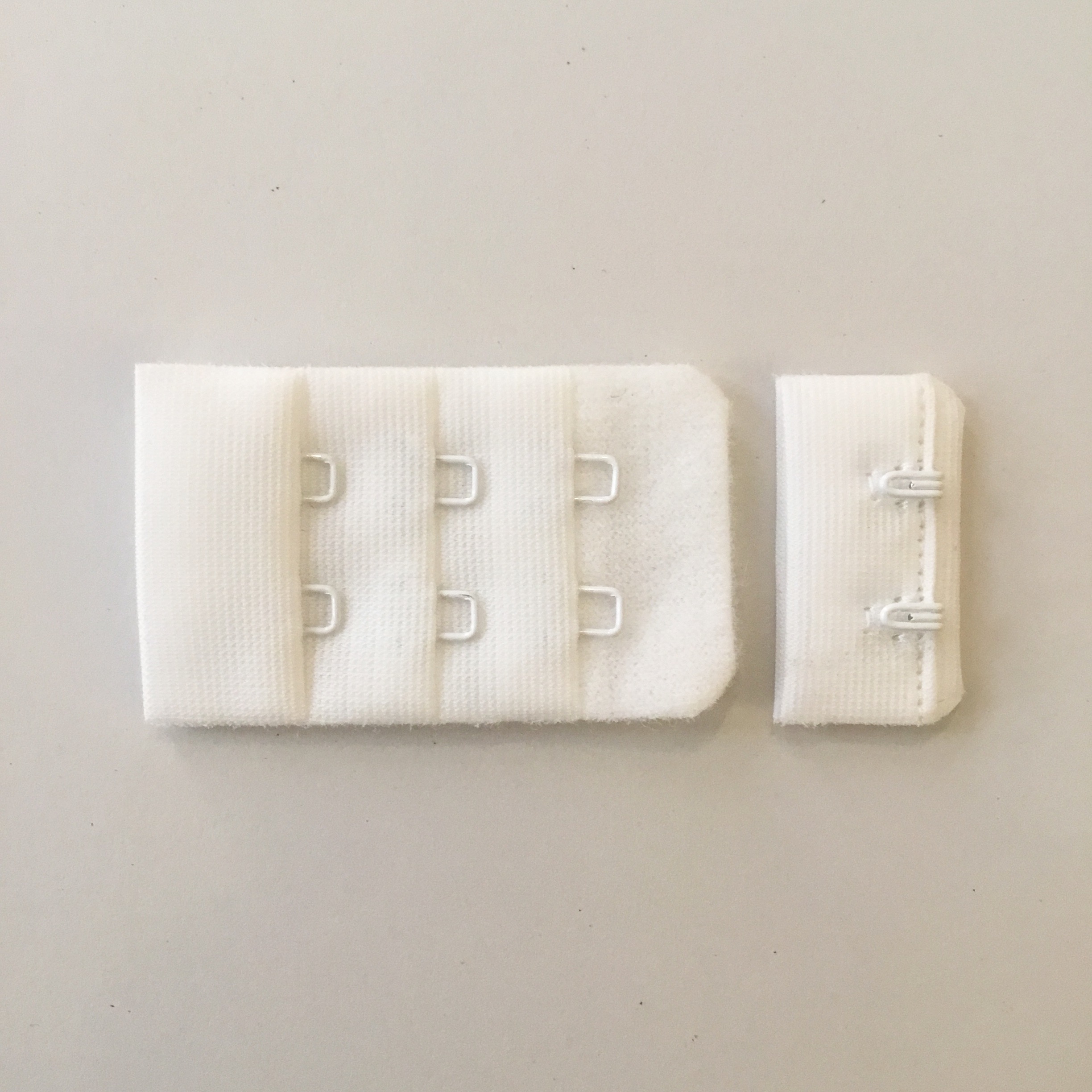 Hook & eye offwhite 30mm