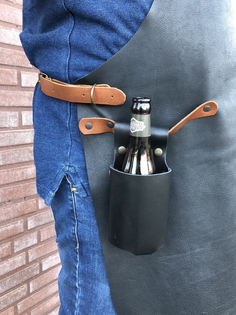 XAPRON Flaskhållare i svartfärgad buffelskinn.