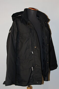 Svart goretex vinterjacka