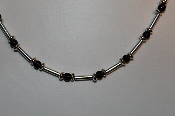 Halsband i silver och svart