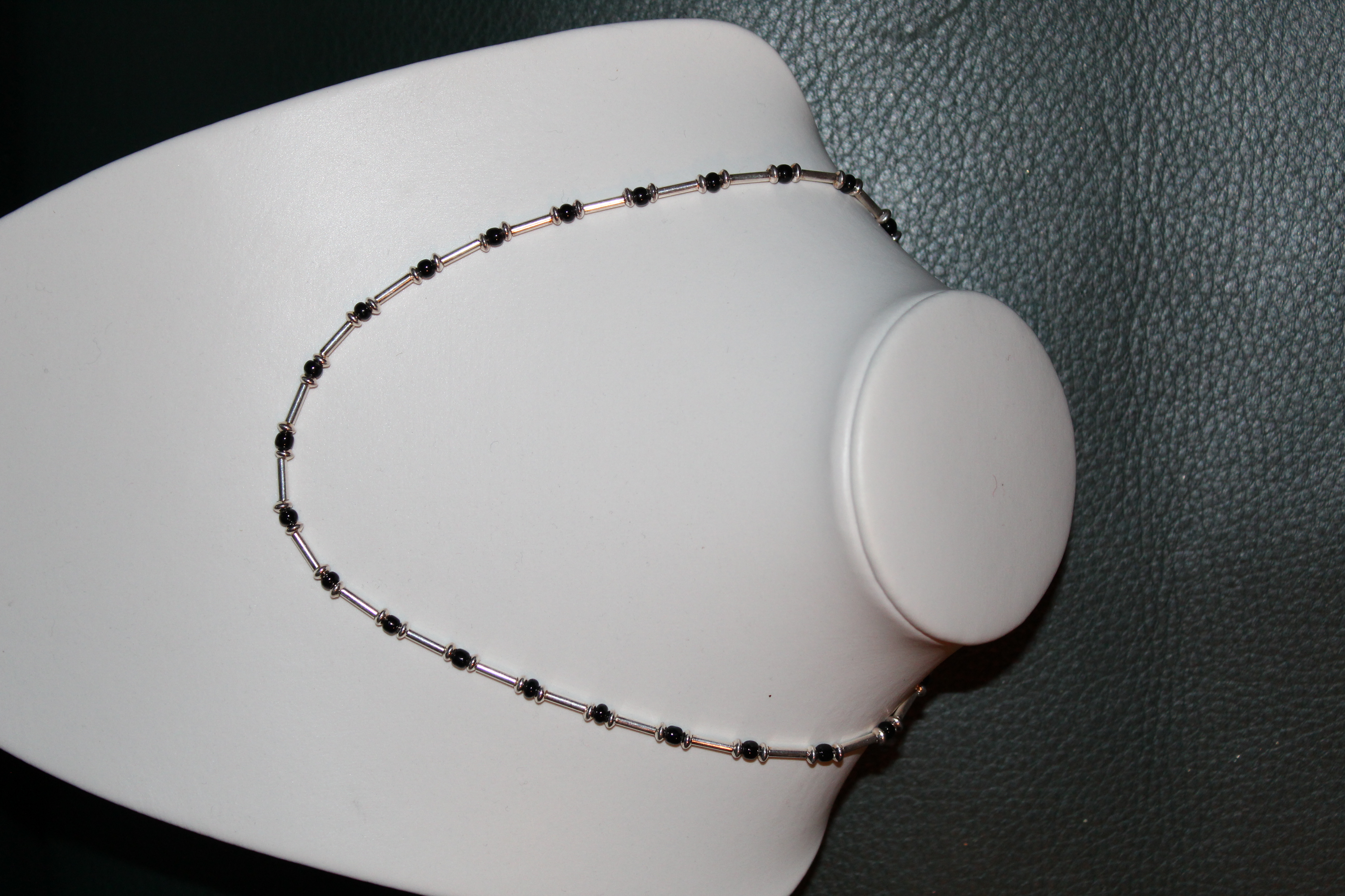 Halsband i silver och svart - 2