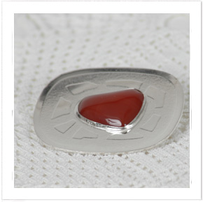 Silverbrosch med karneol