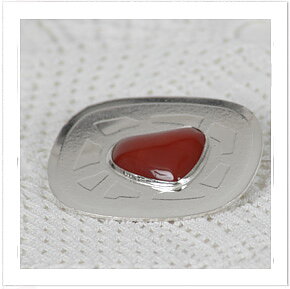 Silverbrosch med karneol