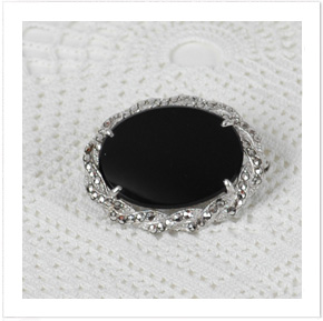 Brosch i silver med en onyx och 60 st markasiter