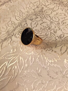 Herr klackring i 18 karat guld med svart onyx..Storlek: 18,5